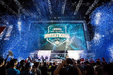 IG战胜BLG锁定季后赛！TheShy振臂高呼庆祝胜利-电竞牛官网